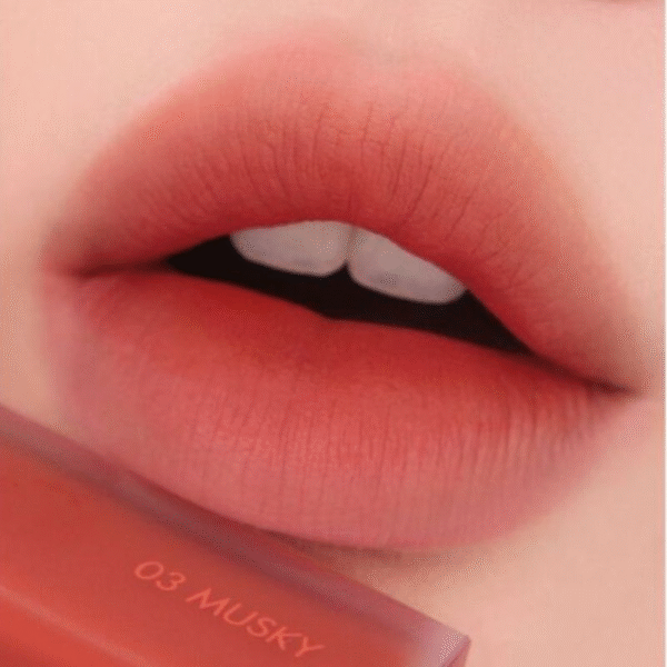 Son Romand Blur Fudge Tint Musky sở hữu tone cam đỏ gạch quyến rũ